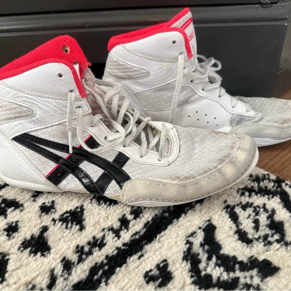 ASICS Matflex wrestling shoes
Size 5.5
White/pink/black